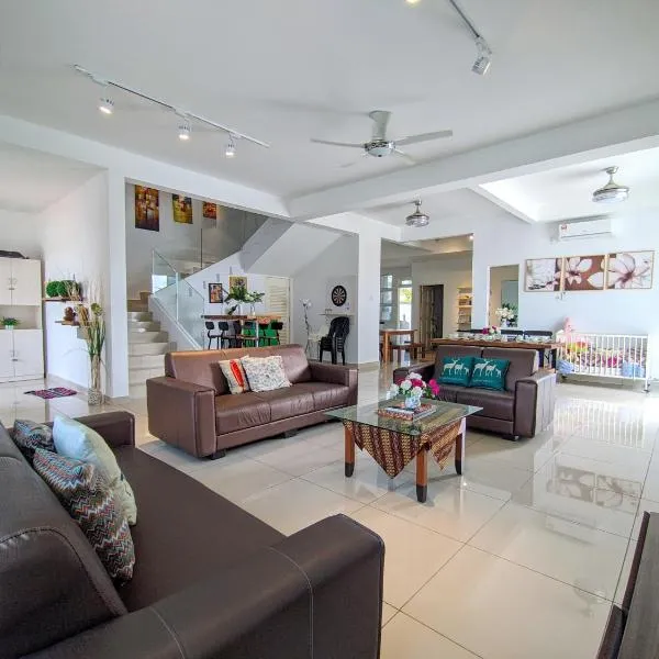 Fun Villa 6rm 12 to 22 pax Wifi Netflix BBQ SteamBoat Games Beach Water Park, hotel in Desaru