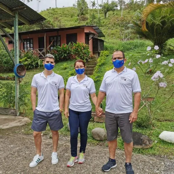 Cabañas Colibrí Tayutic, hotel v destinaci Turrialba