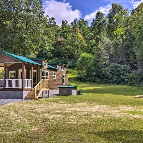 Quaint Mtn Cabin Tiny Living Near Big Adventure, hotel a Brevard