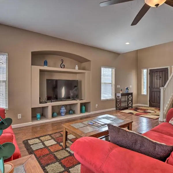 Maricopa Home with Outdoor Seating, 2 Mi to Golf!, ξενοδοχείο σε Maricopa