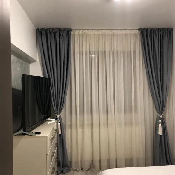 White & Silver Luxury Apartament, hotel in Sfîrcea