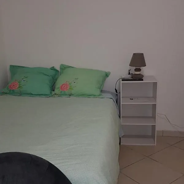 MAGNIFIQUE STUDIO, hotel i Saint-Just-Sauvage