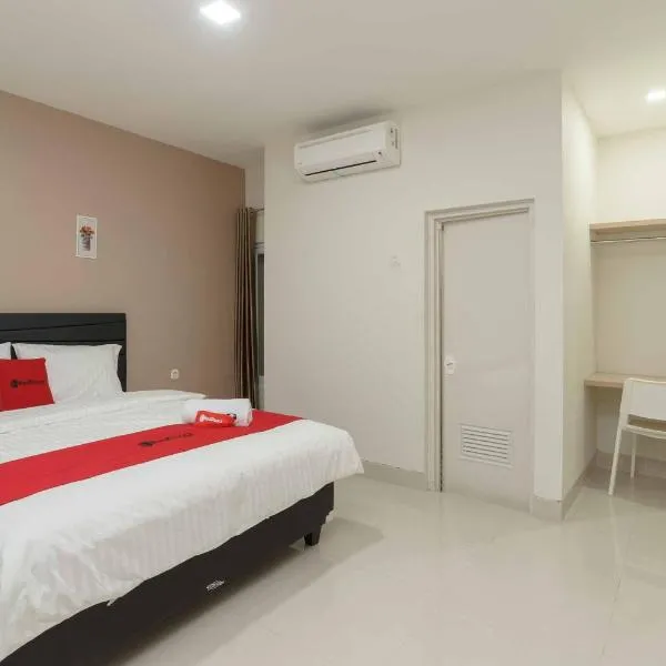RedDoorz Plus near Eka Hospital BSD 5, hotel di Tangerang
