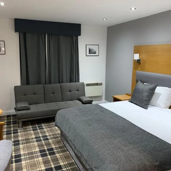 Crowwood Hotel and Alba Restaurant, hotel v destinaci Chryston