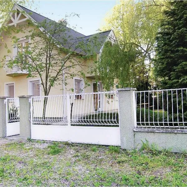 Tóparti Vendégház - Lipót, Magyarország, hotel in Hédervár