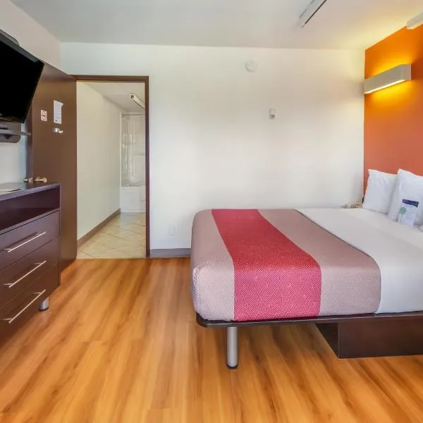 Motel 6-Lethbridge, AB, hotel in Lethbridge
