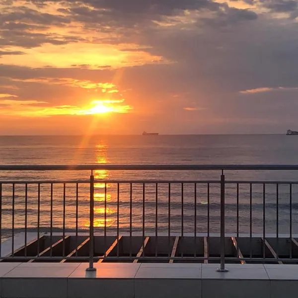 Apartment 13 Santana Pebbles, 164 South Beach Road, La Mercy, hotel in La Mercy