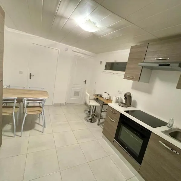 Appartement dans maison à Corbelin proche Walibi、Corbelinのホテル