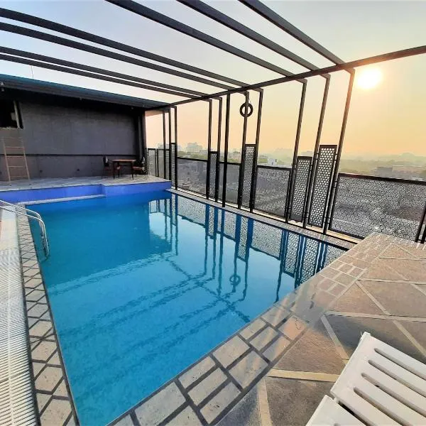 Suvin Residency with Rooftop Swimming Pool, hotel v destinácii Thūr