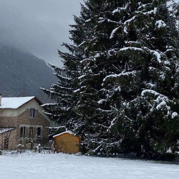 CHALET Tout Confort Proche d AX 3 Domaines, מלון בVèbre