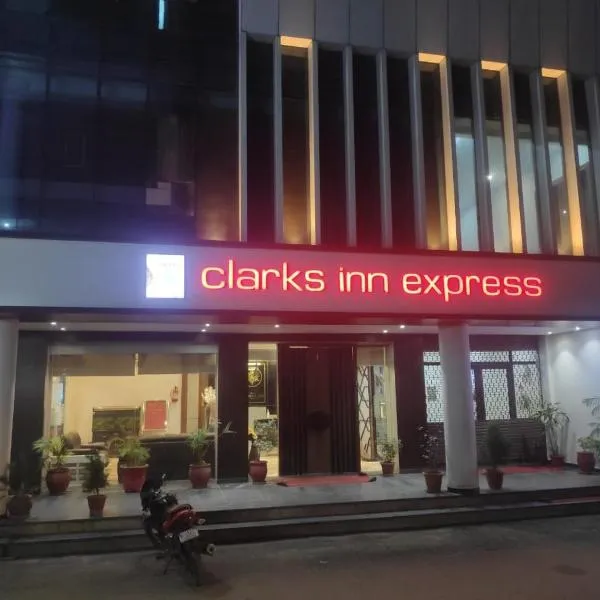 Clarks Inn Express, Jammu, hôtel à Gura Salāthiān