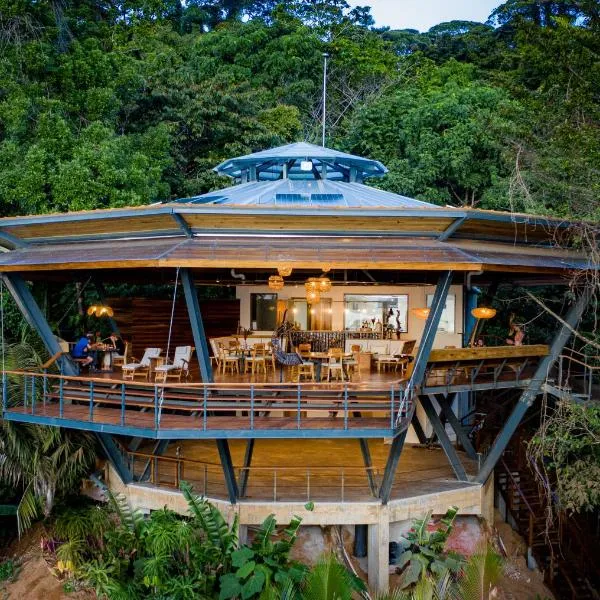 La Loma Jungle Lodge and Chocolate Farm, hotel in Punta Laurel