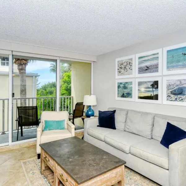 LaPlaya 202E Catch the gentle Gulf breezes on your private balcony beneath the swaying palms, hotelli kohteessa Longboat Key