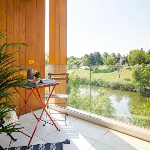 Il Lago - Azur - Cozy Luxurious Smart Home By The Lake, hôtel à Voluntari