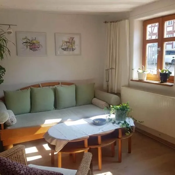 Ältestes Haus in Quentel - Ferienwohnung 1 mit kleinem Garten, hotel in Hessisch Lichtenau