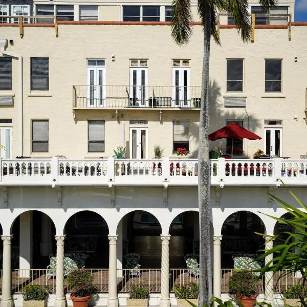 Palm Beach Historic Hotel with Juliette Balconies! Valet parking included!, hôtel à Palm Beach