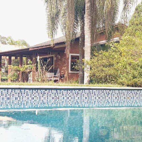 Linda Chácara em Condomínio com Piscina Climatizada, 5 Quartos, Churrasqueira e Muita Natureza a 40 Min de SP