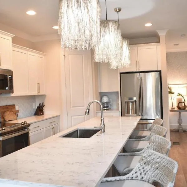 New! HEATED POOL, BEACH HOUSE, Elevator, Walk to the Beach!, hotel v destinaci Hilton Head Island