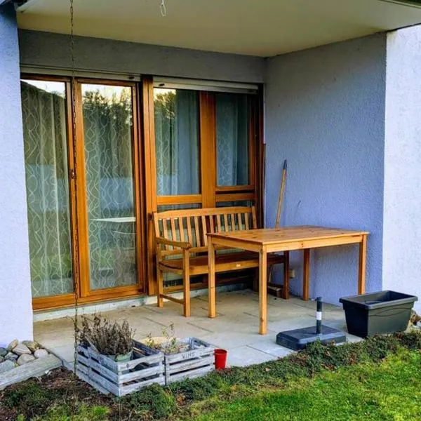 Helle Terrassenwohnung am Waldrand, viešbutis mieste Niurtingenas