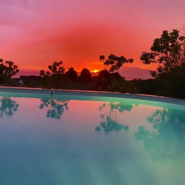Villa individuelle avec piscine privée chauffée proche commerces et plage, hotel v destinaci Porticcio