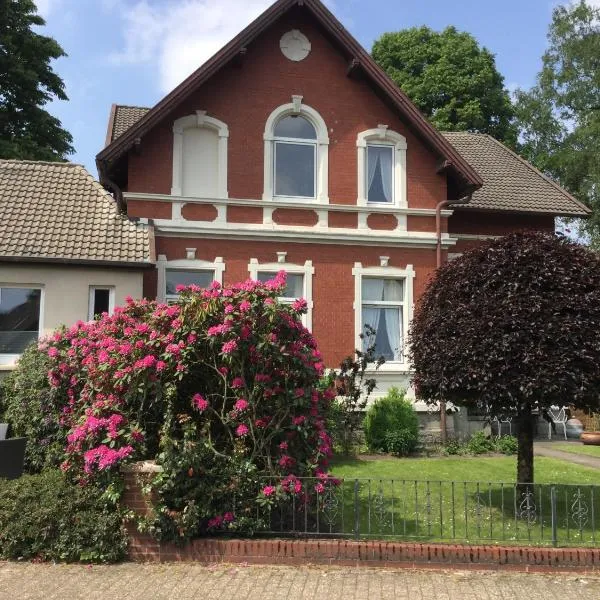 Ferienhaus Us lütt Hus und das Zimmer Linde im Haupthaus, hotel in Oldenburg