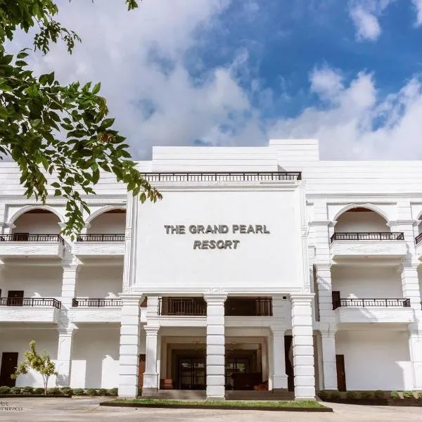 The Grand Pearl Resort, hotel i Buttala
