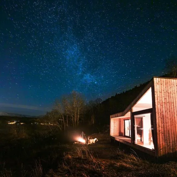 Funkis-cabin in Herand with fantastic fjordview, hotell i Utne