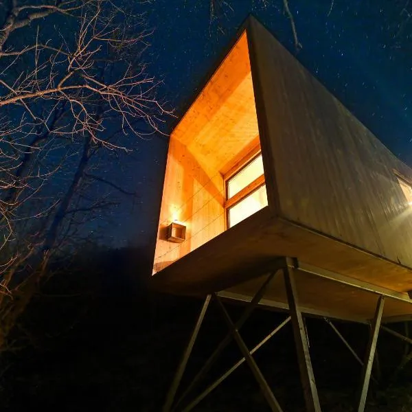 Treehut, nature, birds, silence and fjord, viešbutis mieste Øystese