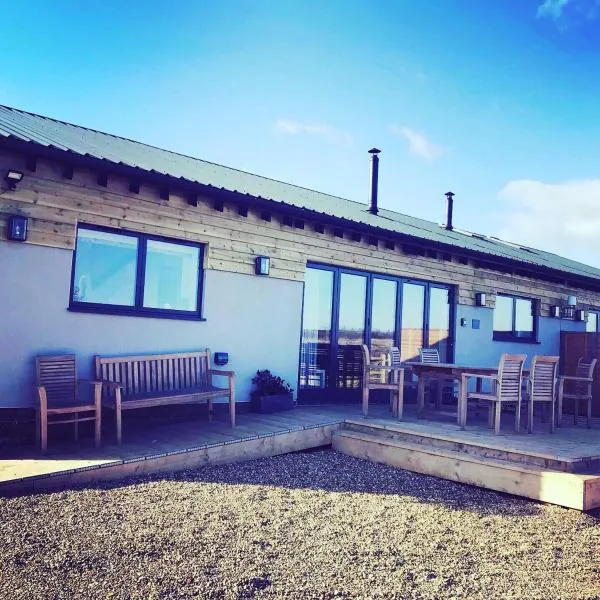 Hen Houses with Hot Tubs - Big Drift and Fairchilds Barn, hotel a Caldecott