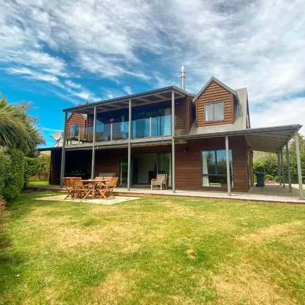 Stunning Panoramic Lake Hawea Views 5 Bedrooms: Hawea Flat şehrinde bir otel