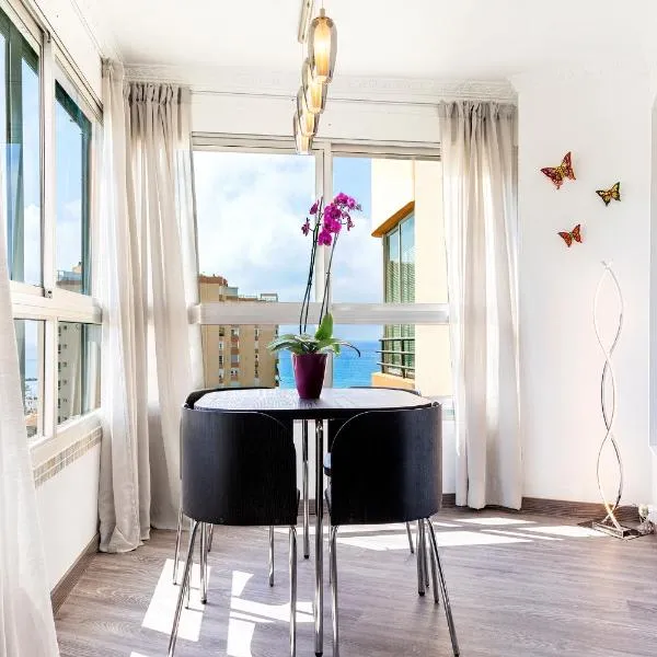 Modern apartment with a wonderful sea view, hotelli kohteessa Torrox