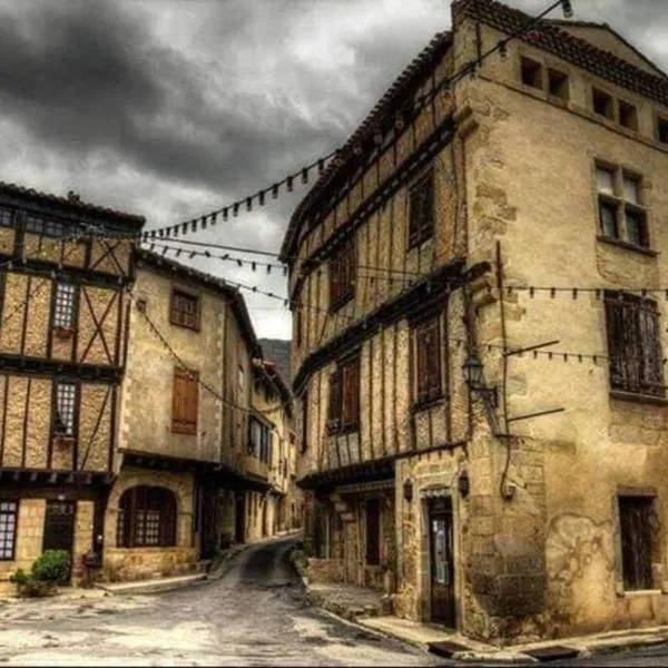 MAISON DE NOSTRADAMUS*** OCCITANIE INSOLITE, hotel in Belcastel-et-Buc