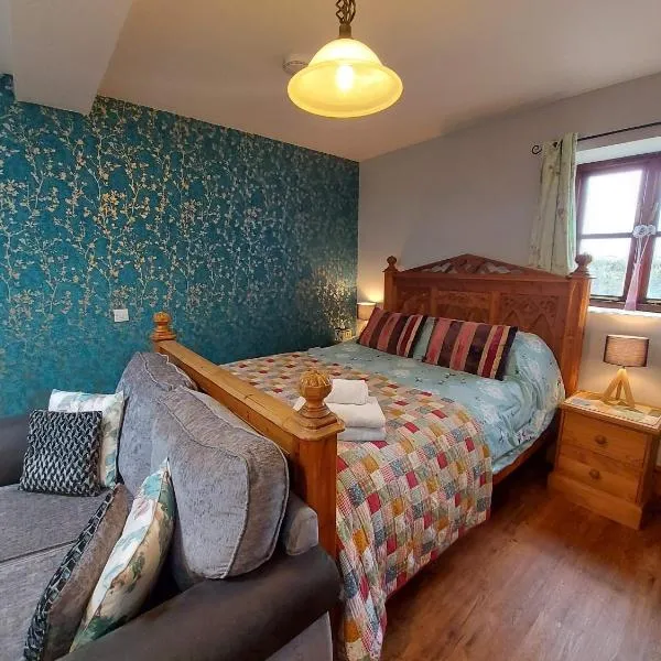 Dog friendly detached studio - Up to 3 Guests can stay - Only 3 Miles from Lyme Regis - Large shower ensuite -Kitchen - Small fenced garden - Free private parking, hotel in Shute