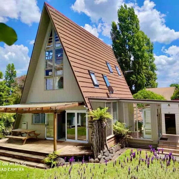 the Wooden A-frame in Hamilton, hotel in Hamilton