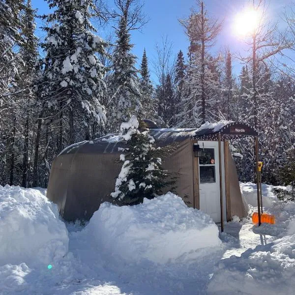 Yourtes - Chalets Lanaudière, hotel en Rawdon