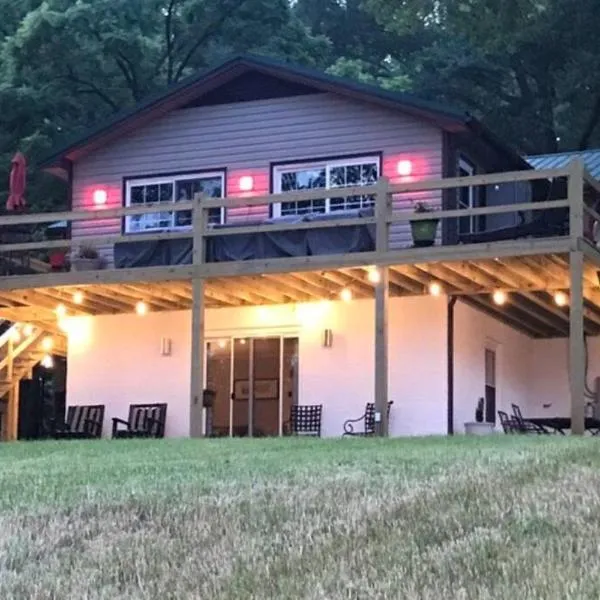 Belmont NC Riverfront 2-Bedroom Garden Suite, hotel in Charlotte