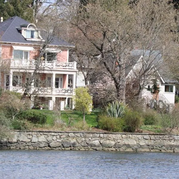 Lipton Place by Elegant Waterfront, hotel in Victoria
