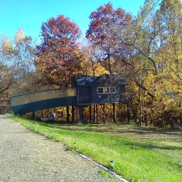 Peaceful Valley Haven Tree House, hotel in Middle Ridge