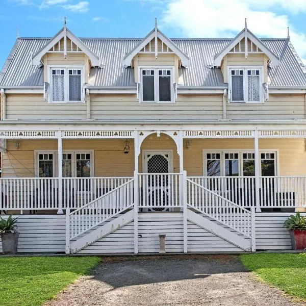 Dunes - Elegant Beach Villa with huge heated swim spa, hotel v destinaci Port Fairy