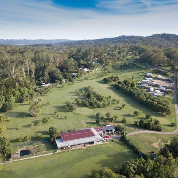 Sunshine Coast retreat your own private golf course, hotel en Diddillibah