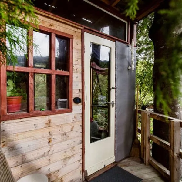 The Treehut at the Rabbithole, Upper Hutt, hotel in Island Bay