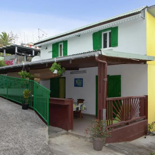 Maison de 2 chambres avec terrasse amenagee et wifi a Saint Leu a 1 km de la plage, מלון בסן-לו