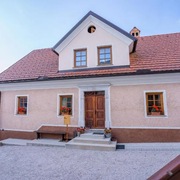 Notranjska hiša - traditional country house, close to the world attraction Cerknica lake, hotel v destinaci Begunje pri Cerknici