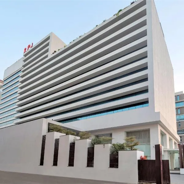 RPJ Hotel Rajkot، فندق في Pāl