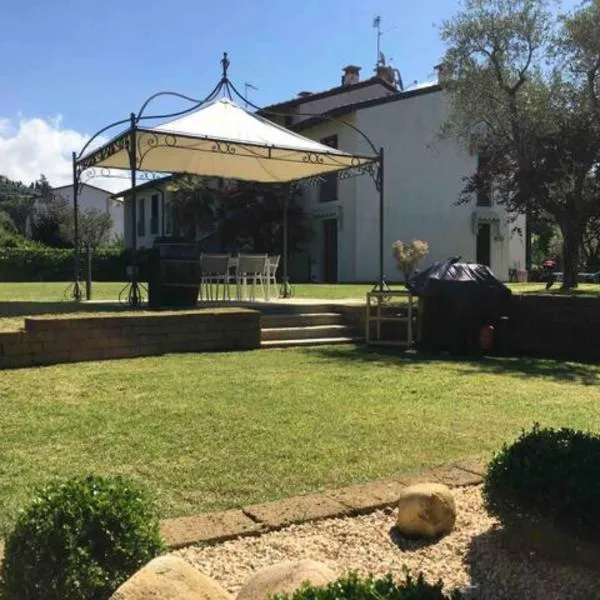 Villa con ampio giardino esterno e piscina condominiale, hotel em Garda