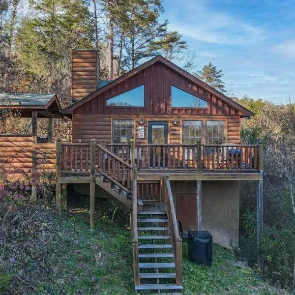 Secluded Cabin Near Smoky Mountains. Hot Tub! Honeymoon!, hotel v destinaci Seymour