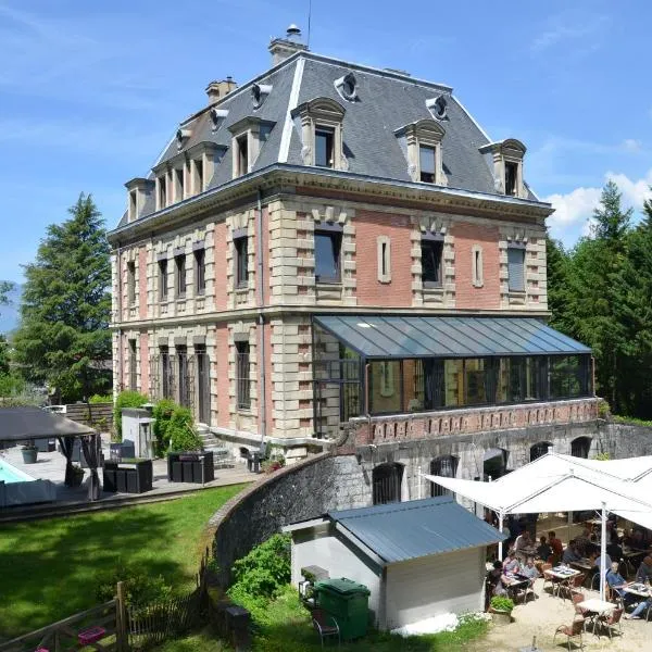 le château des arènes, отель в городе Жьер