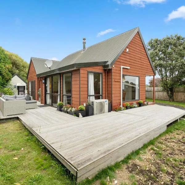 Wharerata - Otaki Beach Holiday Home, hotel in Otaki Beach