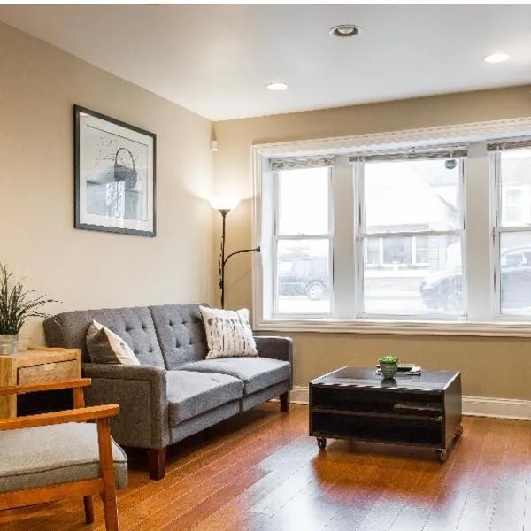 Entire Modern 2 Bedroom Apartment, hotel in Chicago