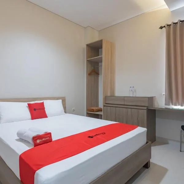 RedDoorz Plus @ Cirebon City Center, hotel v destinácii Ciperna